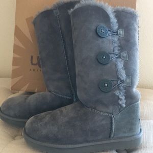 UGG grey triple button Bailey Boot - size 7